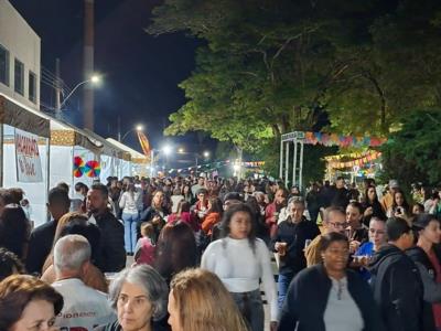 PREFEITURA DE BOM SUCESSO PROMOVEU  FESTA JUNINA NA PRAÇA