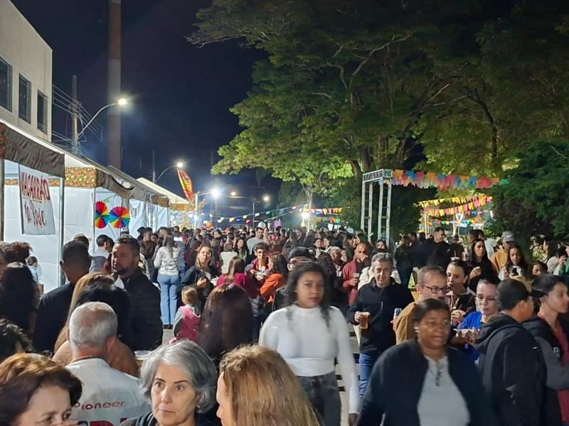 PREFEITURA DE BOM SUCESSO PROMOVEU  FESTA JUNINA NA PRAÇA