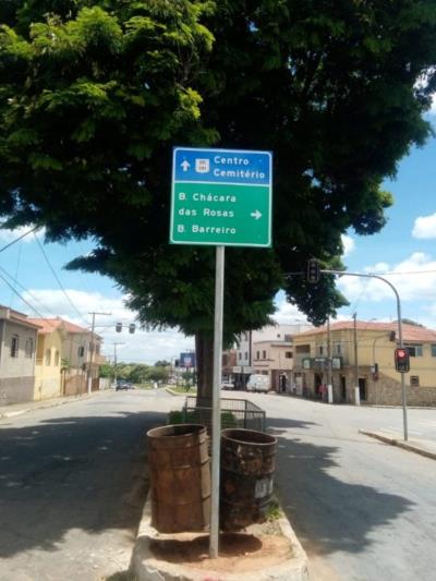 PREFEITURA INSTALA PLACAS INDICATIVAS E FAZ MEGA OPERAÇÃO TAPA BURACO